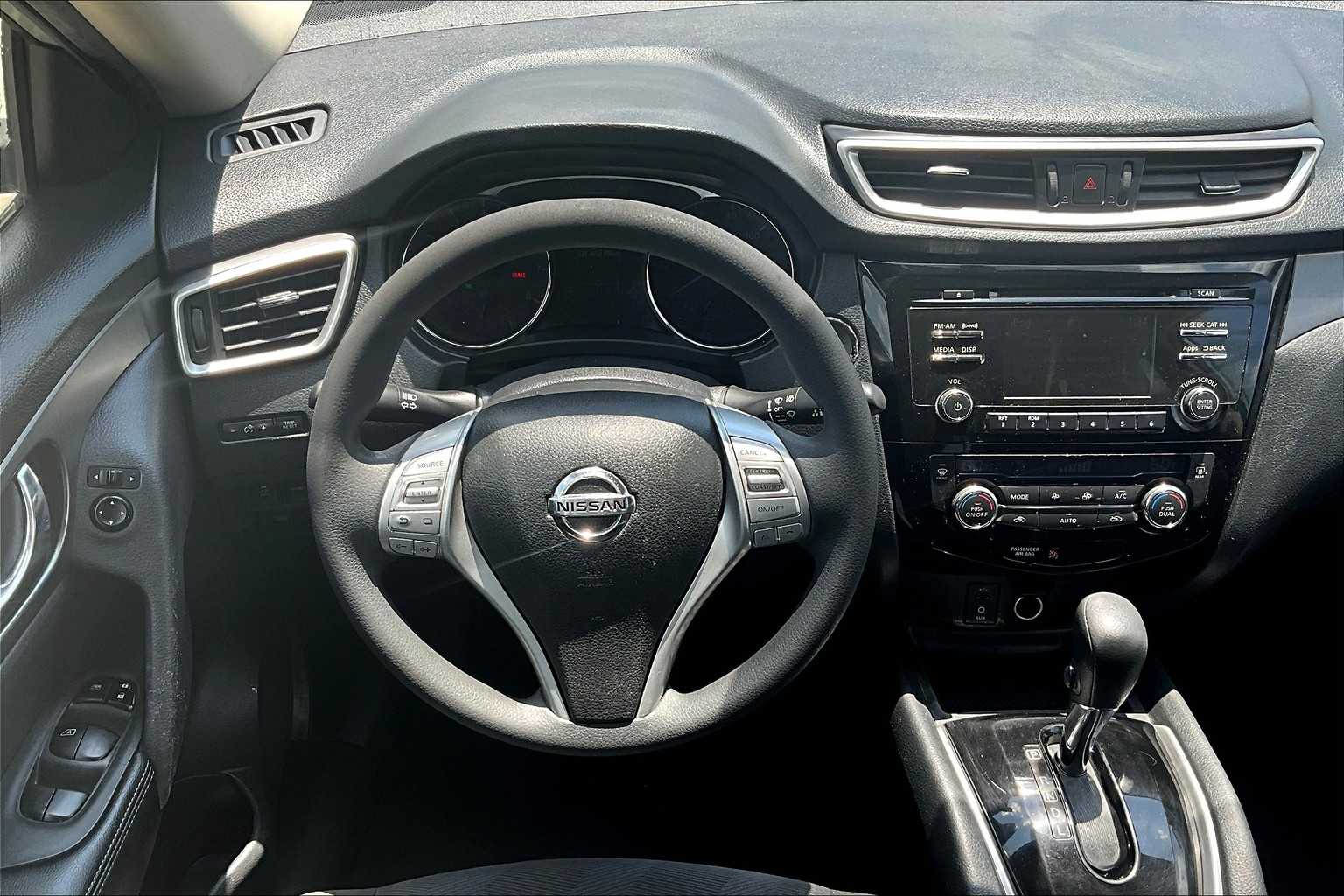 2016 Nissan Rogue SV photo 5