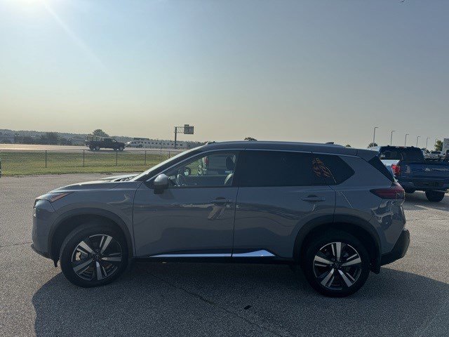 2022 Nissan Rogue SL photo 2