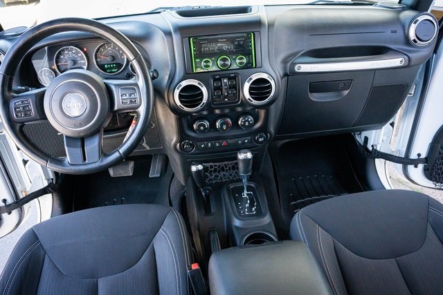 2015 Jeep Wrangler Unlimited Rubicon photo 28