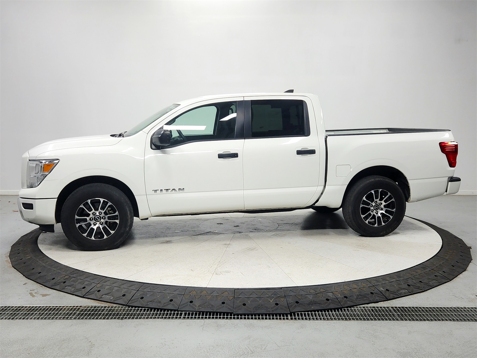 2023 Nissan Titan SV photo 4