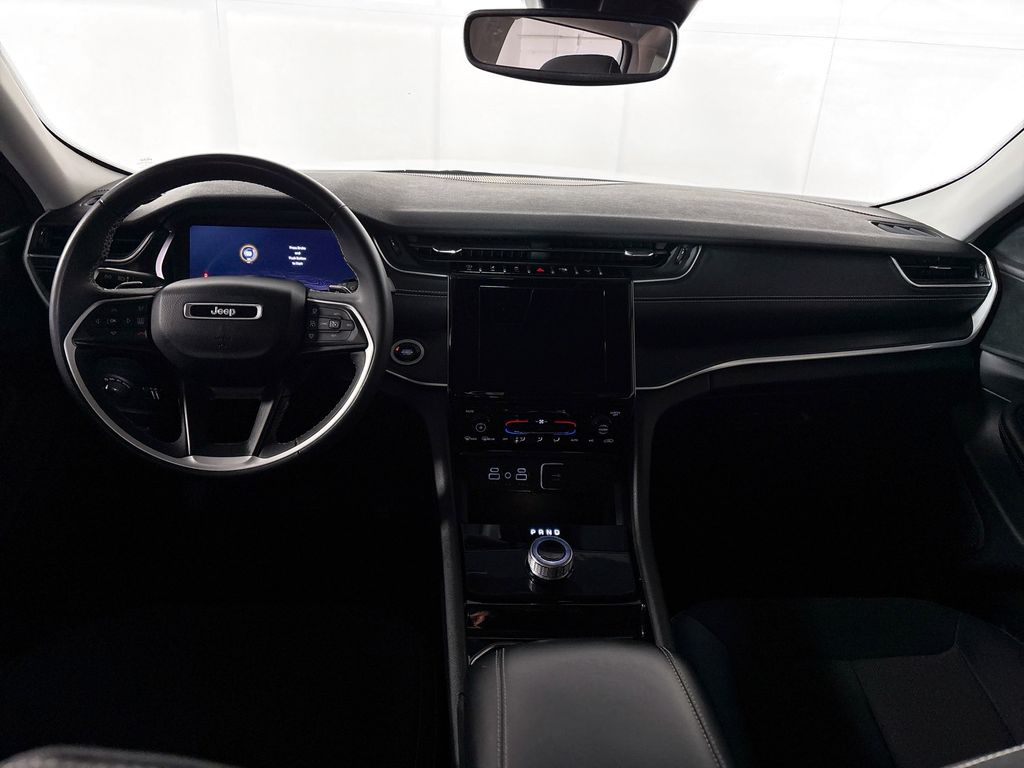 2023 Jeep Grand Cherokee Laredo photo 11