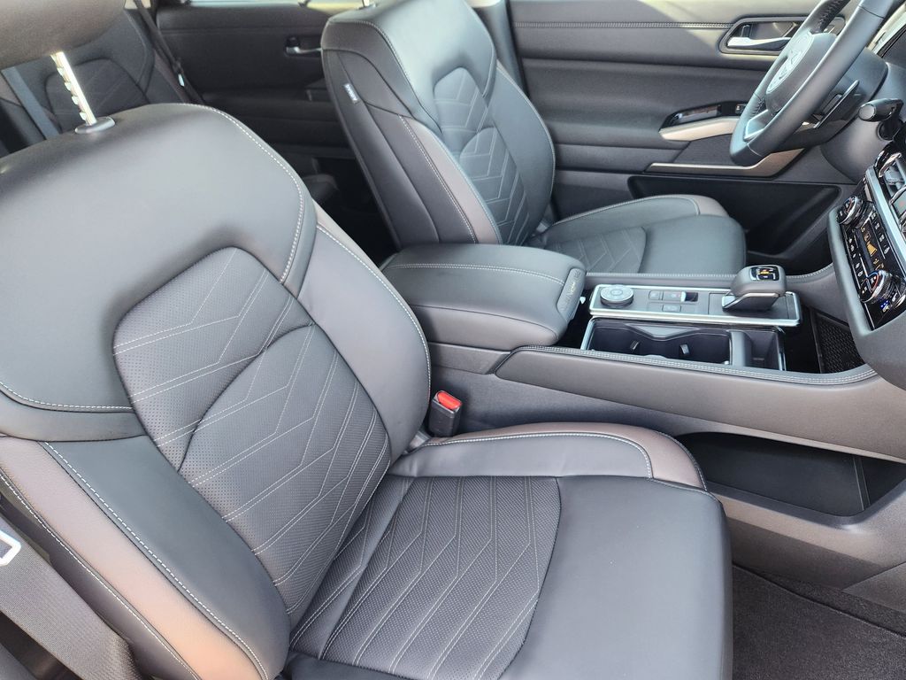 2025 Nissan Pathfinder Platinum photo 15