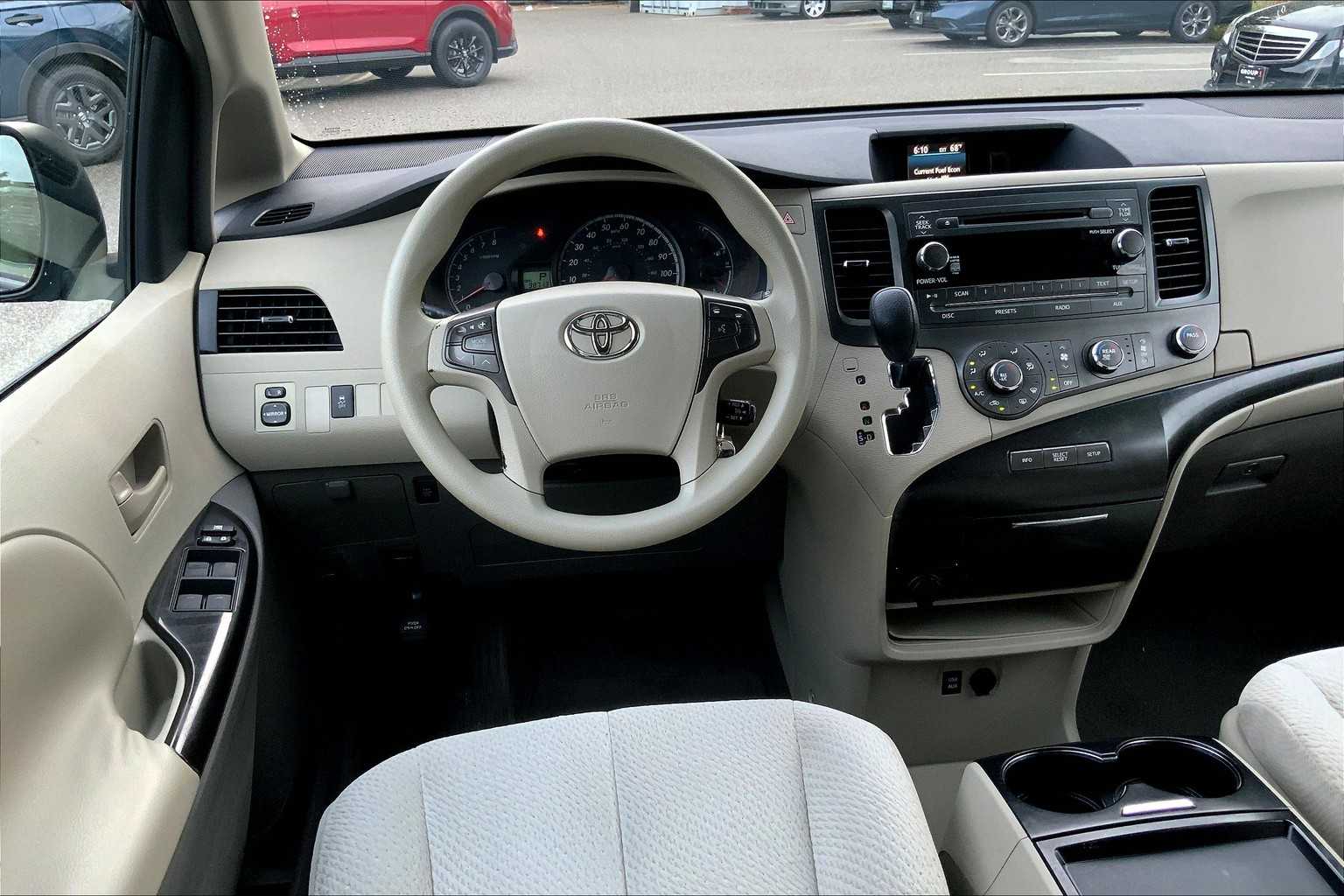2011 Toyota Sienna LE photo 5