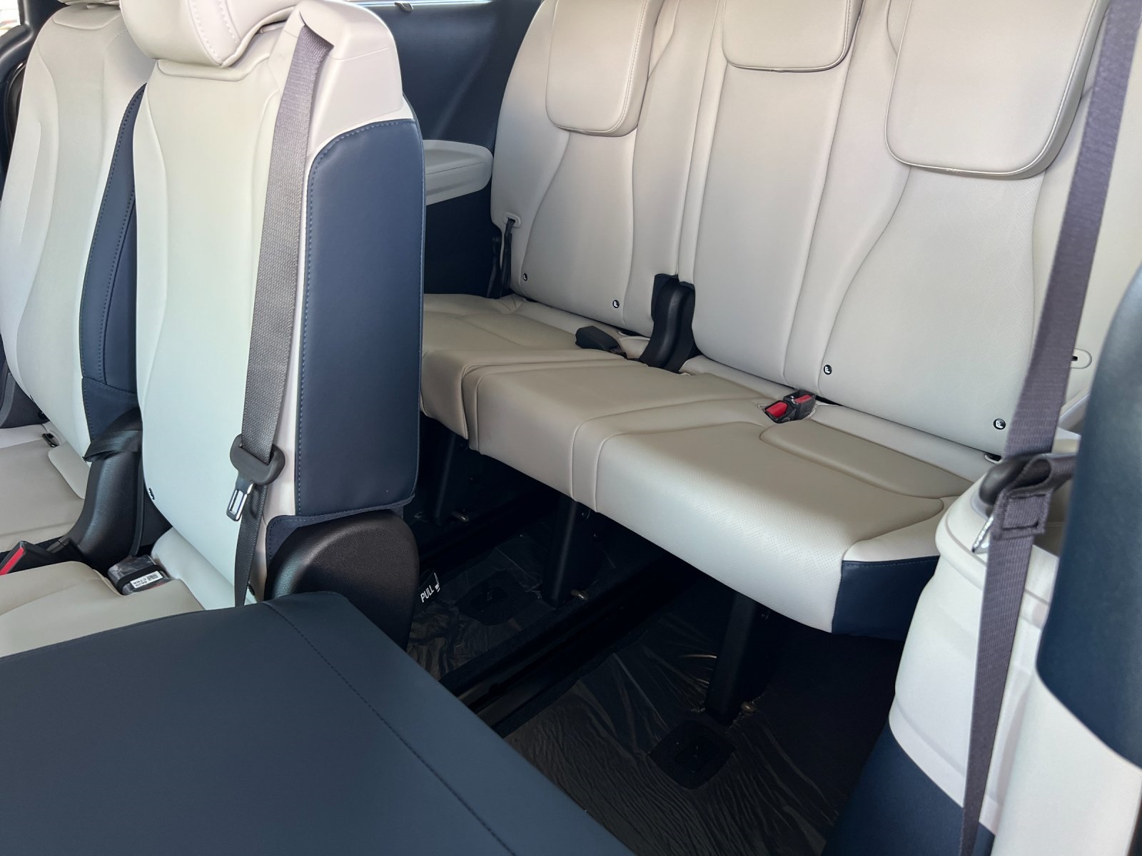 2026 Kia Carnival EX photo 16