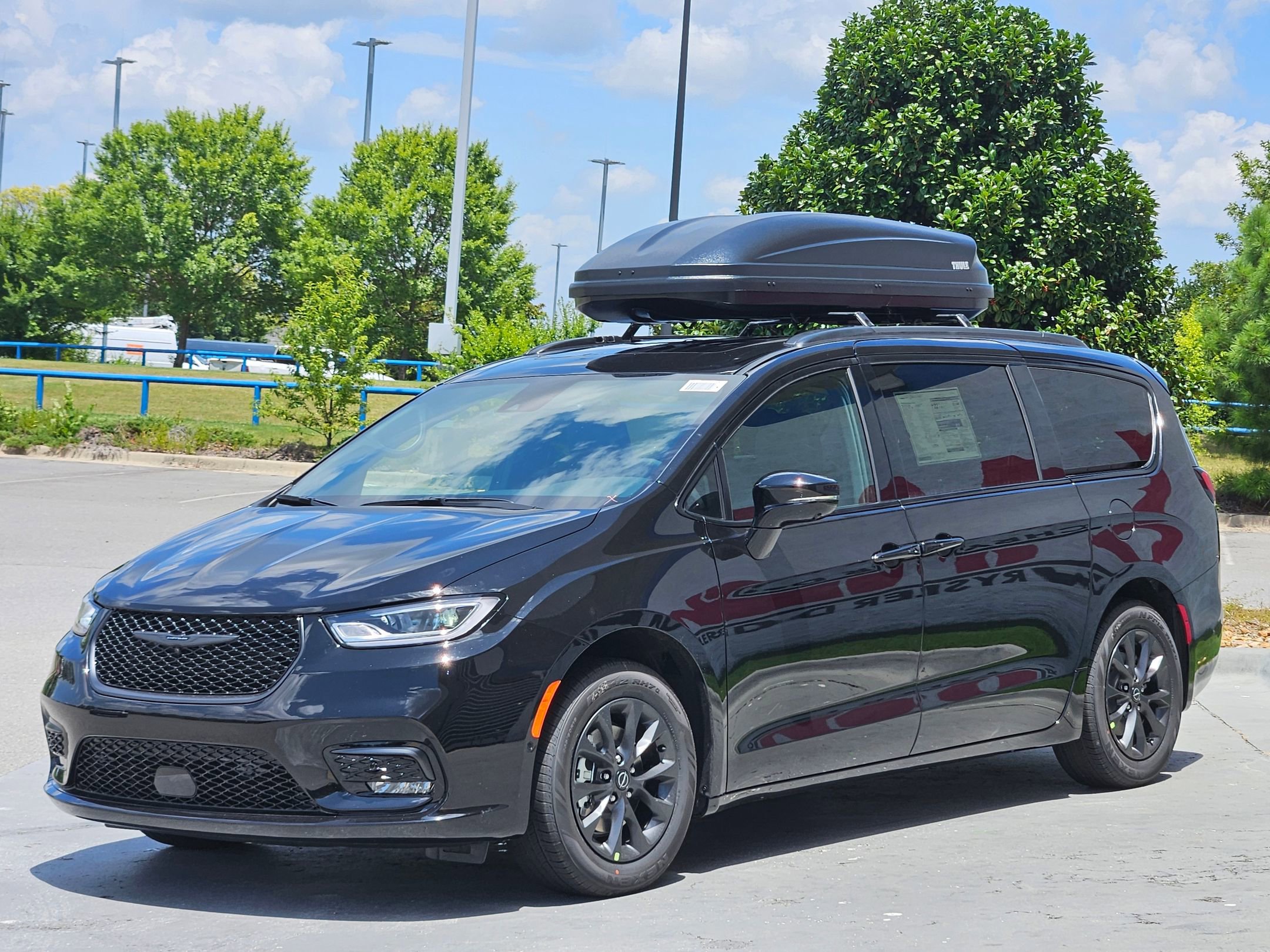2025 Chrysler Pacifica photo 3