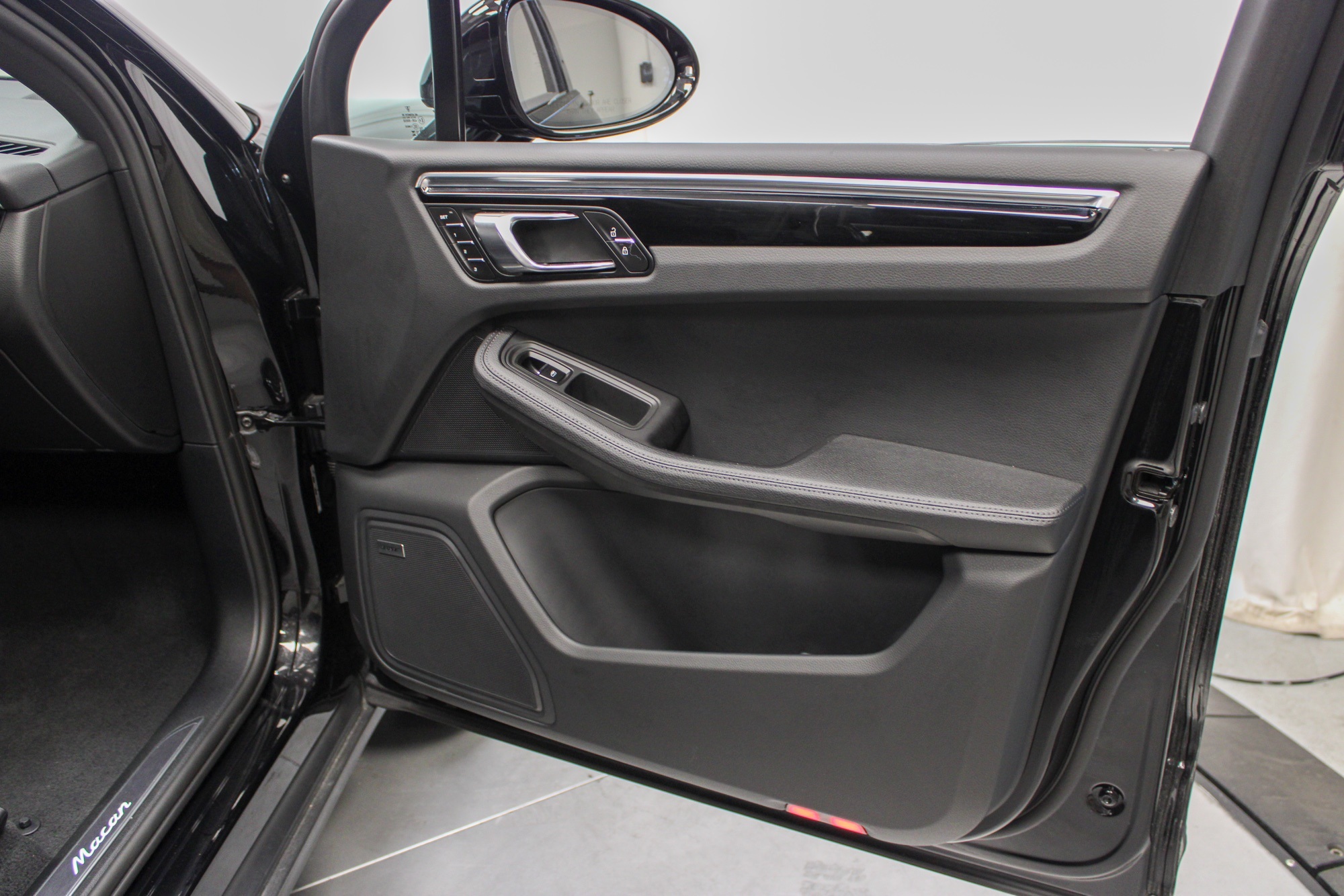 2025 Porsche Macan Base photo 29