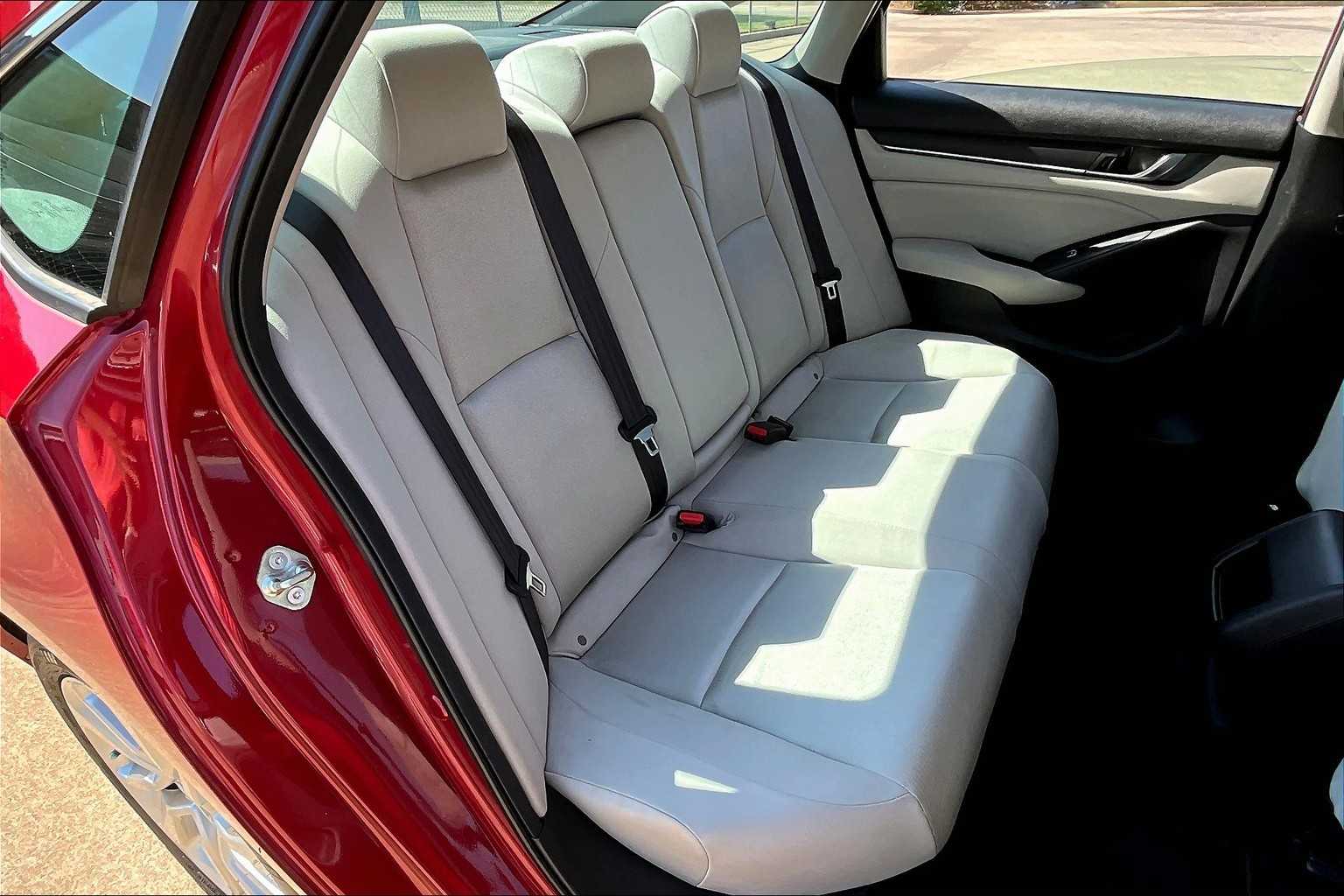 2018 Honda Accord LX 1.5T photo 16