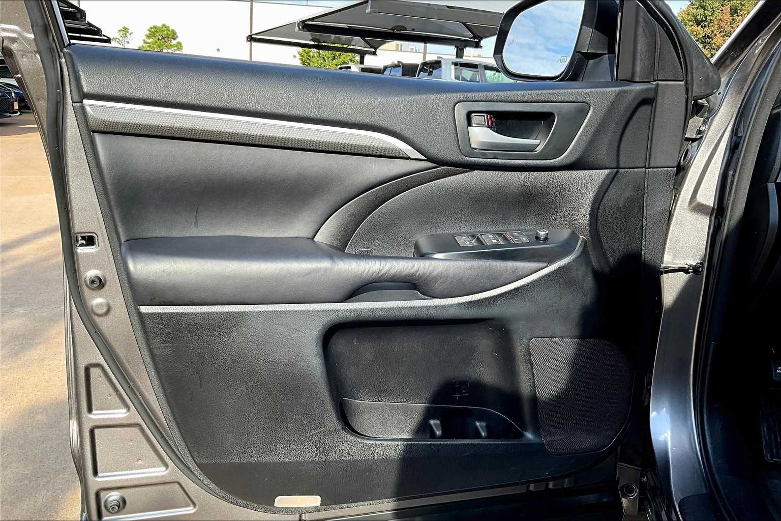 2017 Toyota Highlander SE photo 23