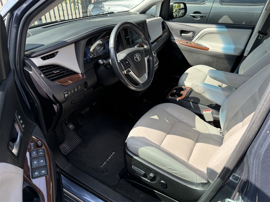 2015 Toyota Sienna Limited photo 2