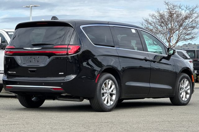 2025 Chrysler Pacifica photo 4