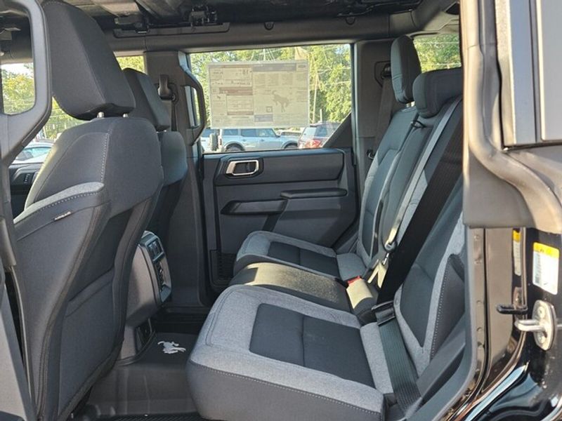 2025 Ford Bronco Base photo 6