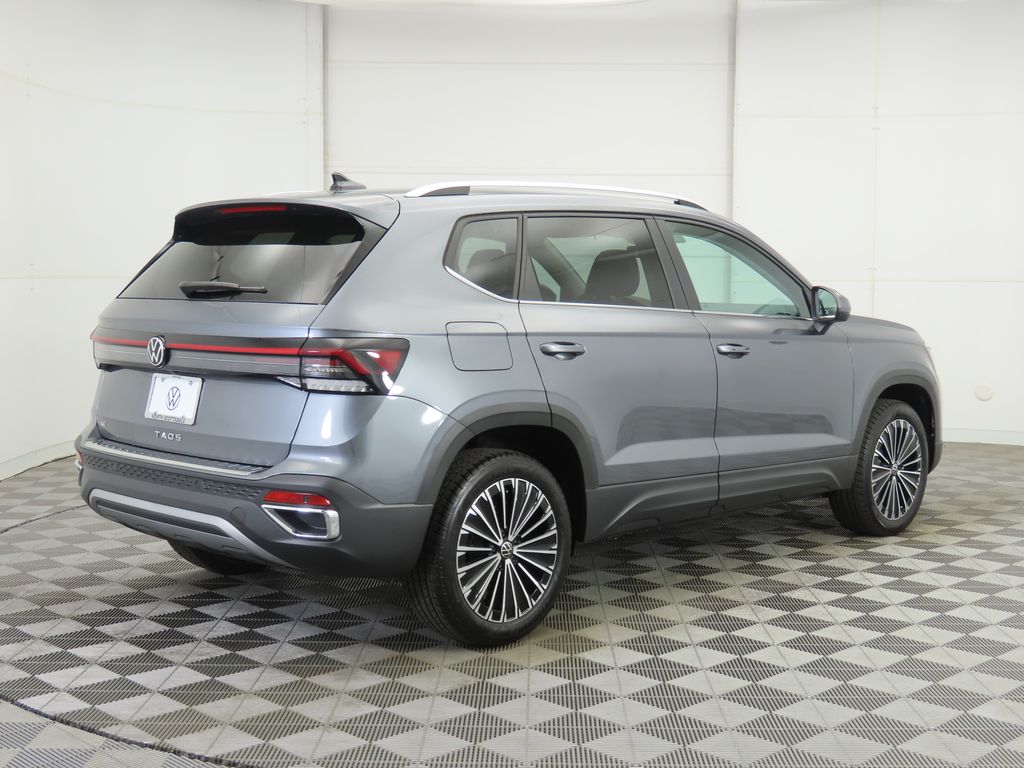 2026 Volkswagen Taos SE photo 4