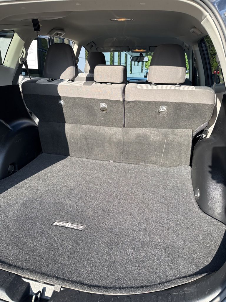 2013 Toyota RAV4 LE photo 9