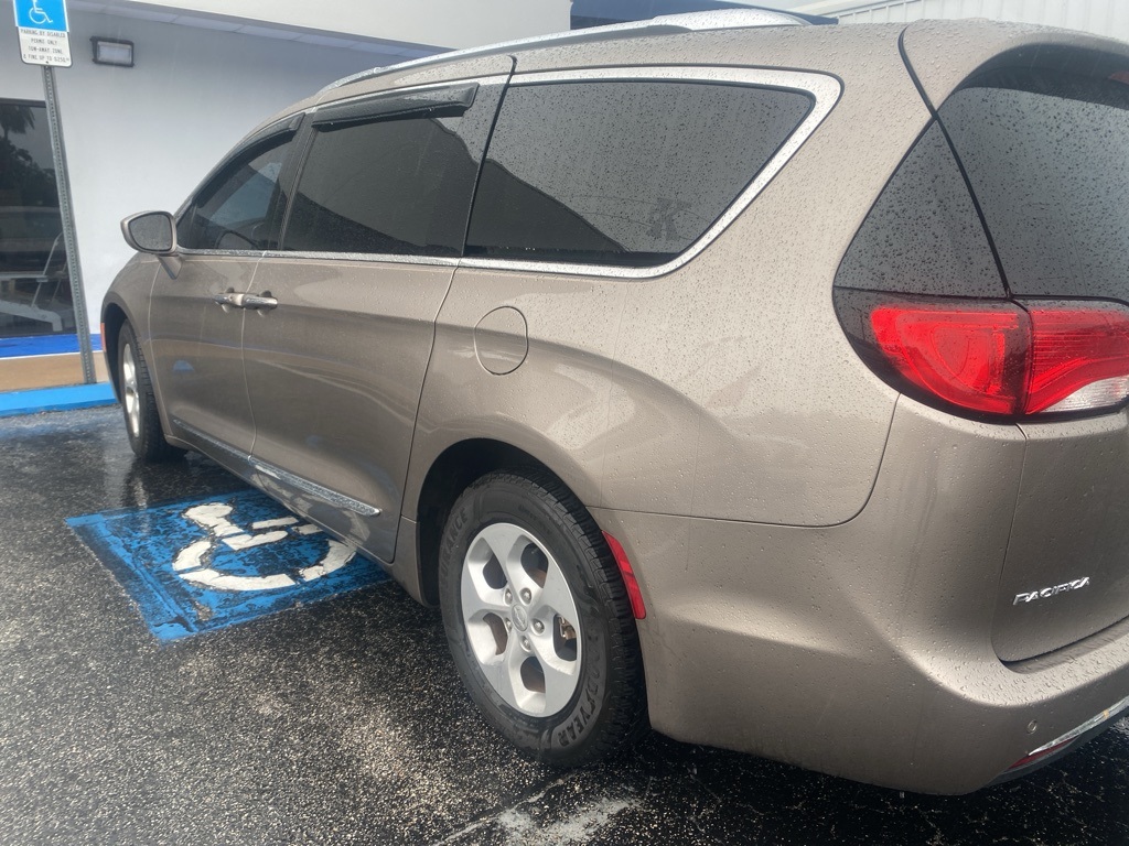 2017 Chrysler Pacifica Touring Plus photo 3