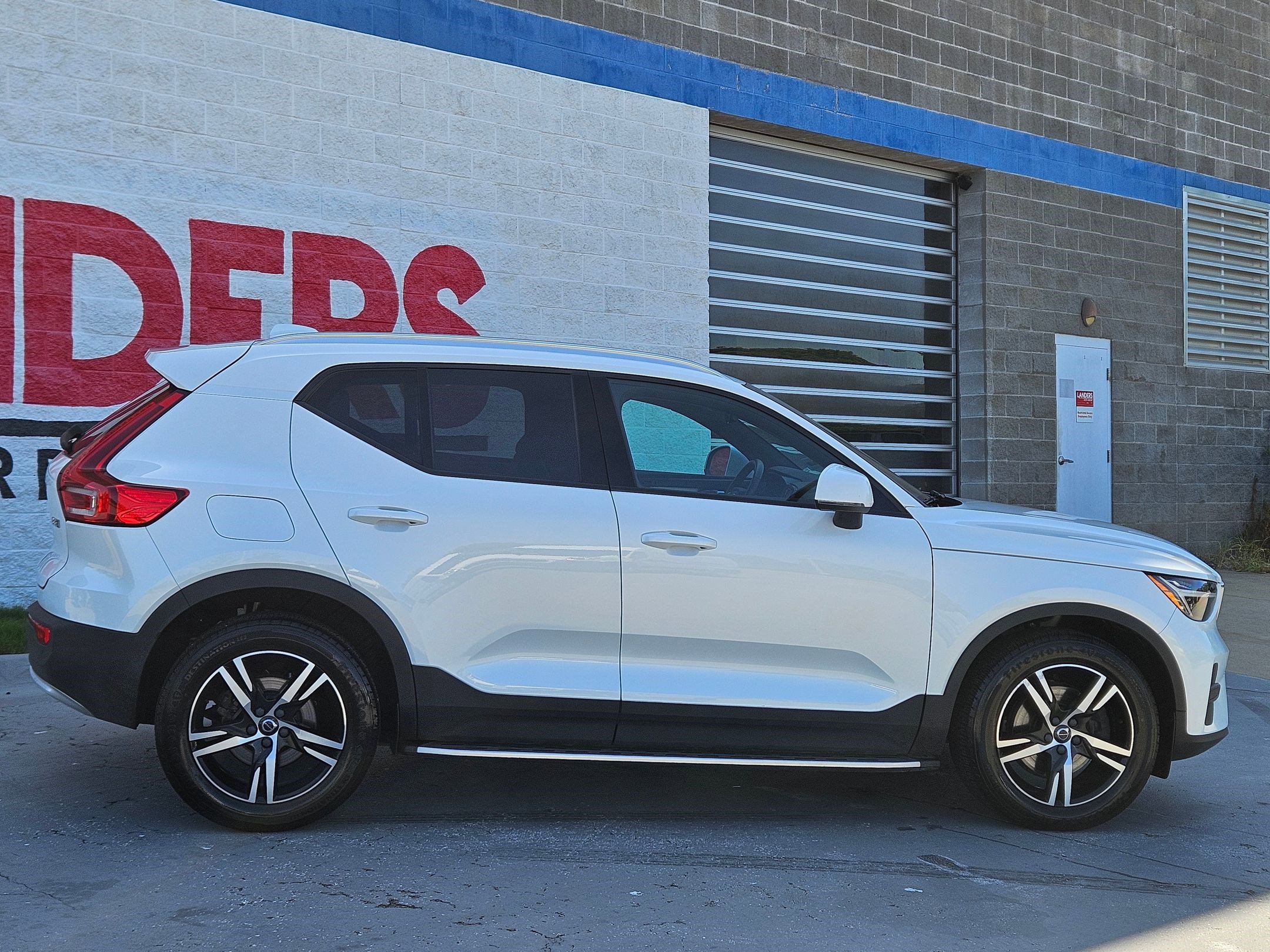 2023 Volvo XC40 Core photo 8