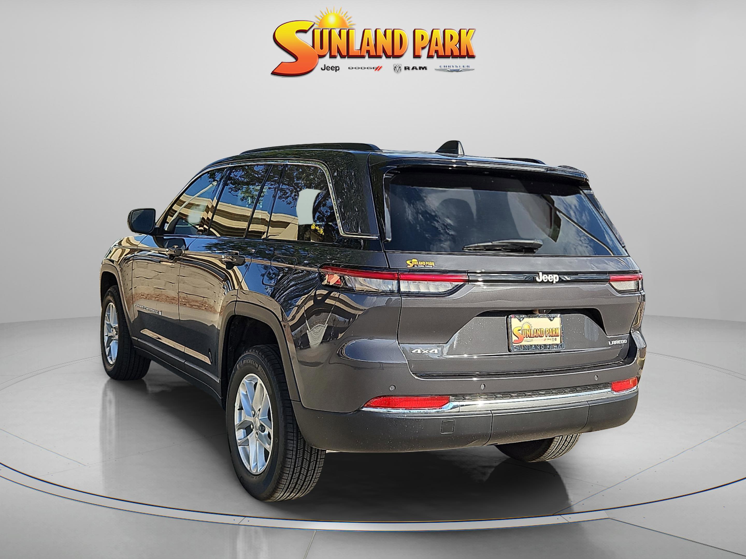 2025 Jeep Grand Cherokee Laredo X photo 3