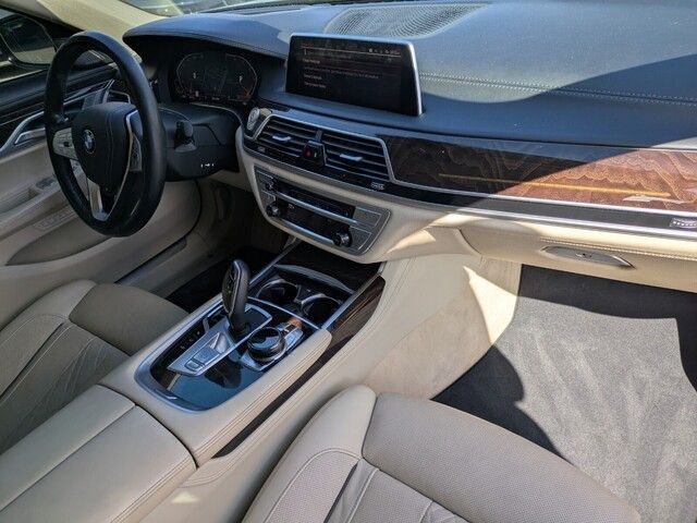 2020 Bmw 750i xDrive Sedan photo 31