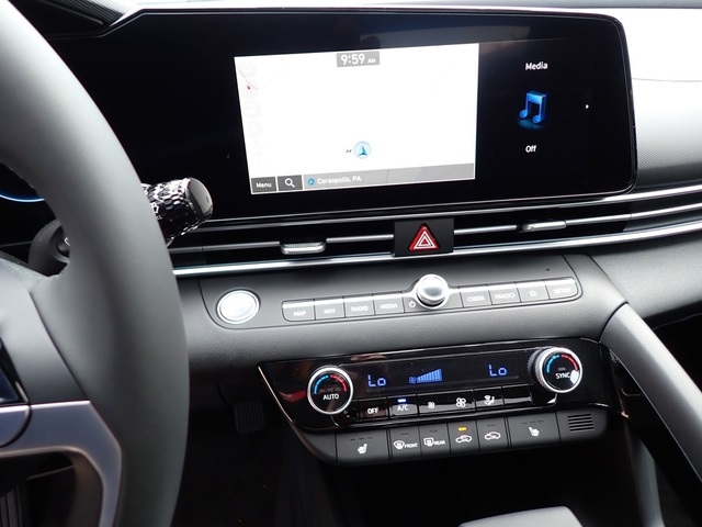 2025 Hyundai Elantra Limited photo 17