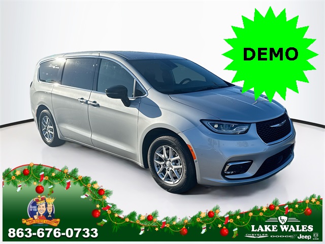 2026 Chrysler Pacifica Select's photo