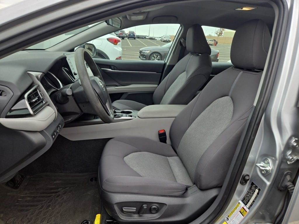 2022 Toyota Camry Hybrid LE photo 3