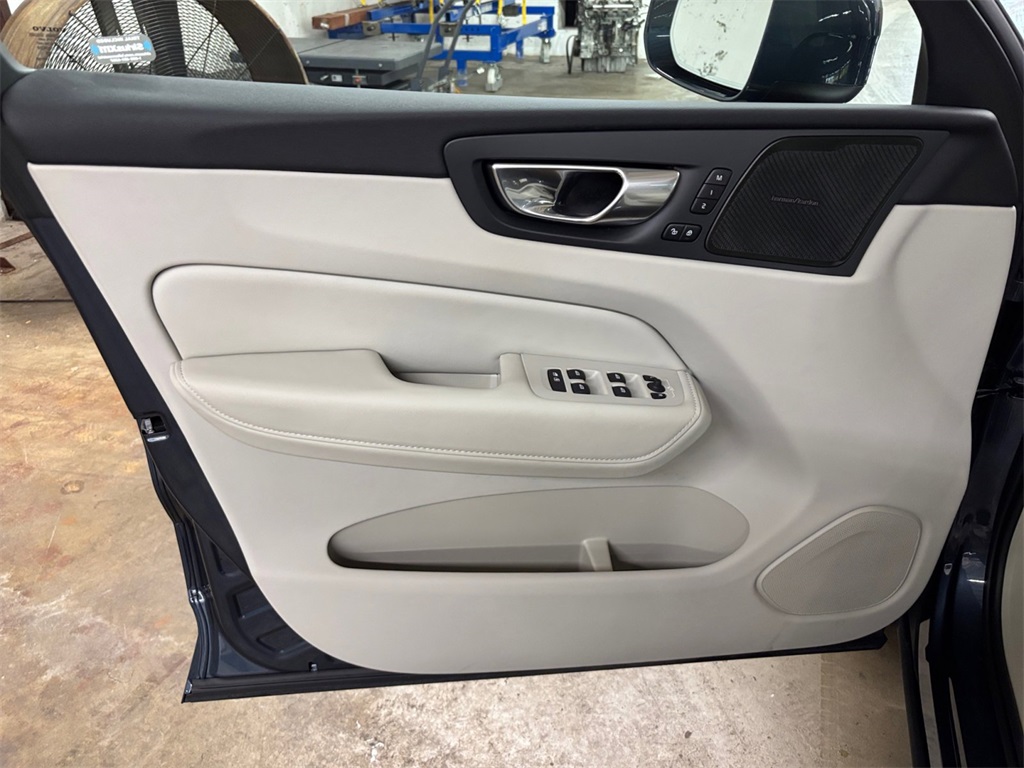 2023 Volvo XC60 B5 Plus photo 11