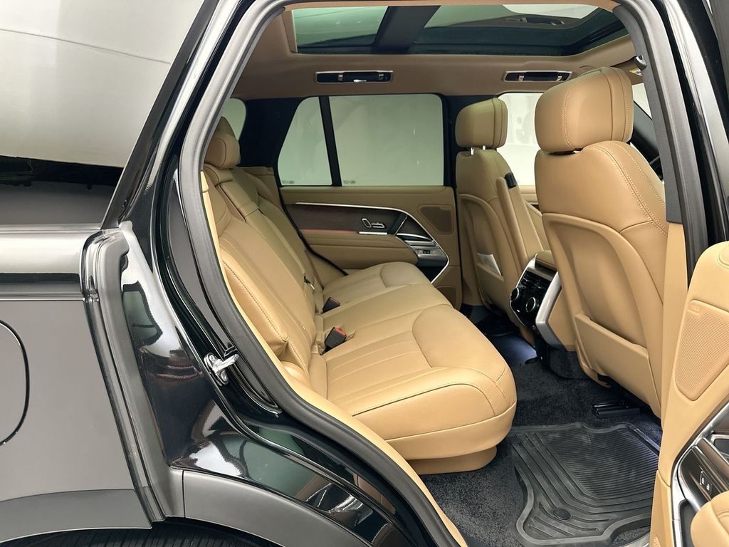 2025 Land Rover Range Rover SE photo 5