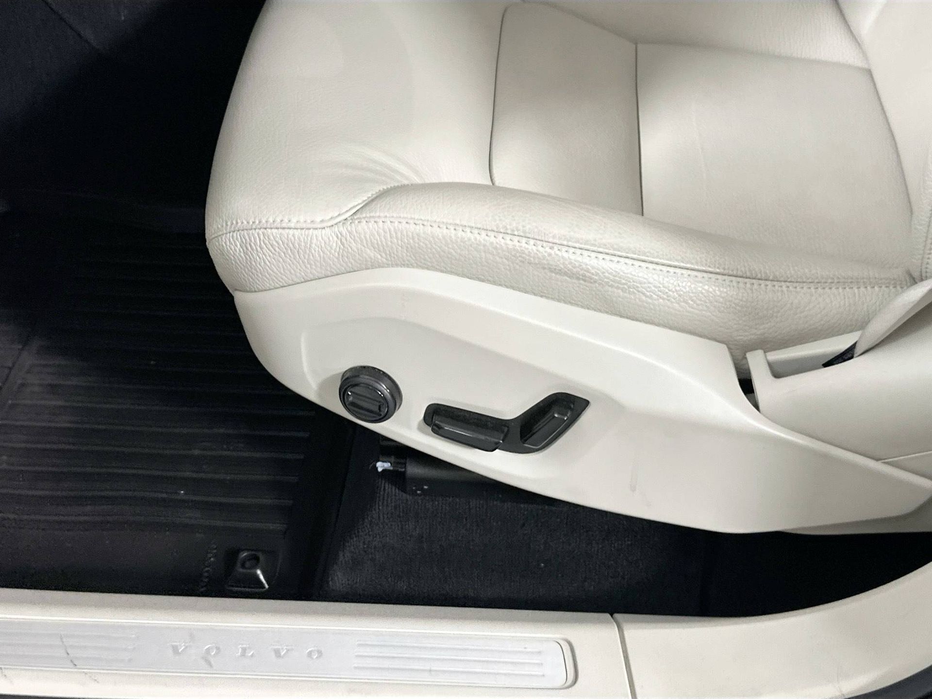 2023 Volvo XC60 B5 Core photo 17