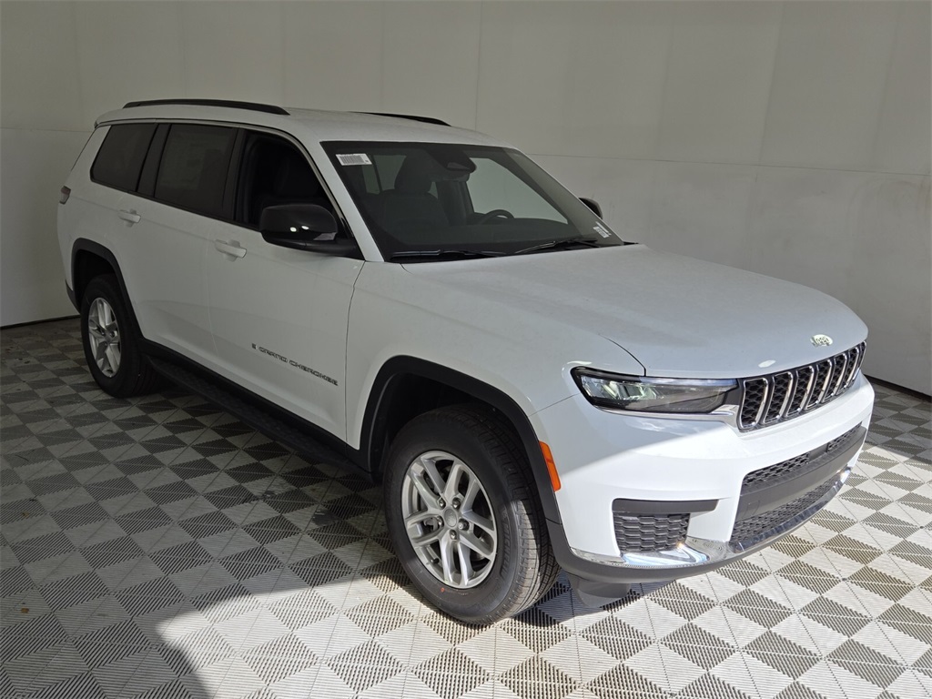 2025 Jeep Grand Cherokee Laredo photo 2