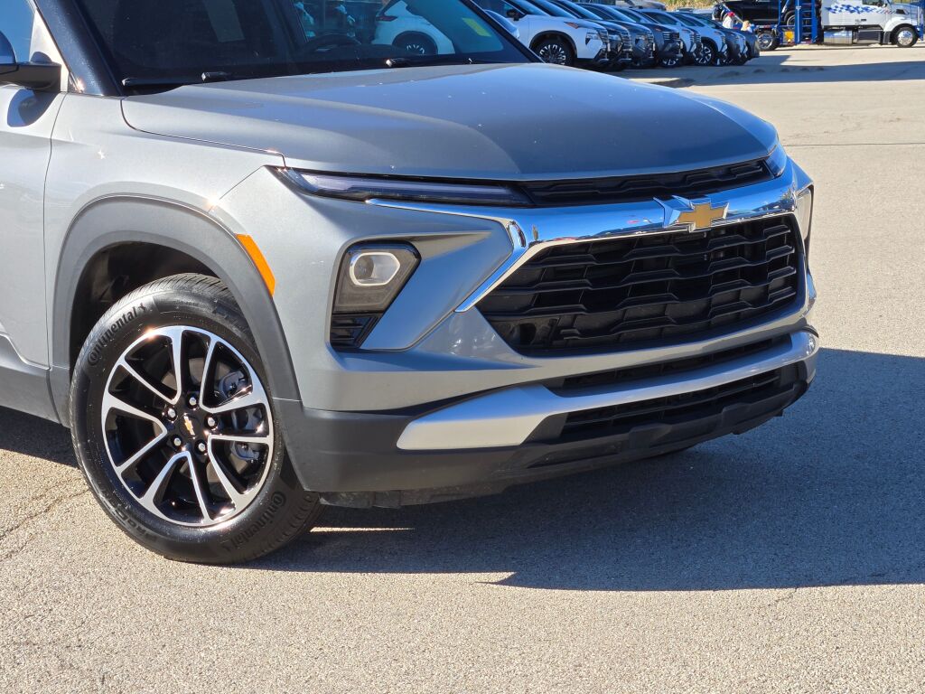 2024 Chevrolet Trailblazer LT photo 2