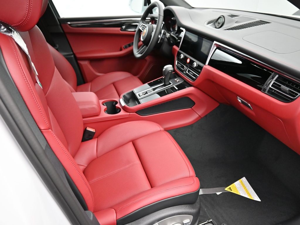 2026 Porsche Macan T photo 9