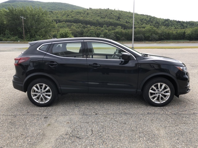 2021 Nissan Rogue Sport S photo 2