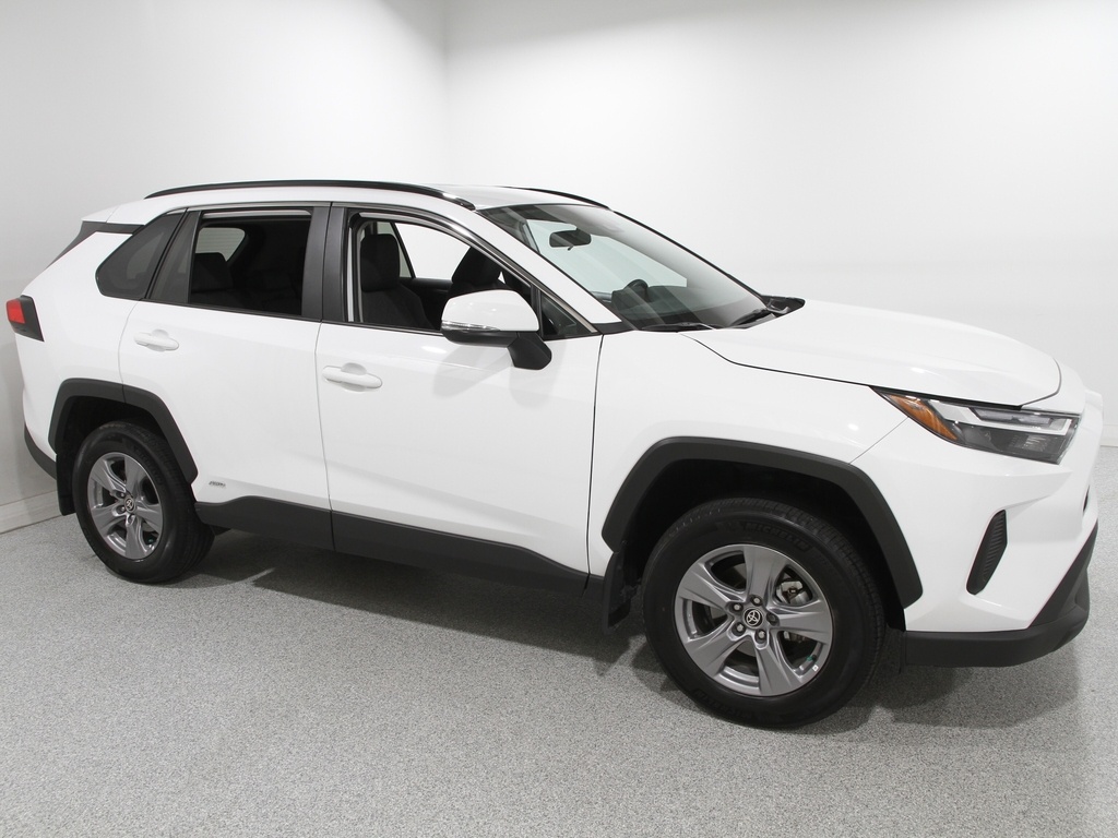 2022 Toyota RAV4 XLE's photo