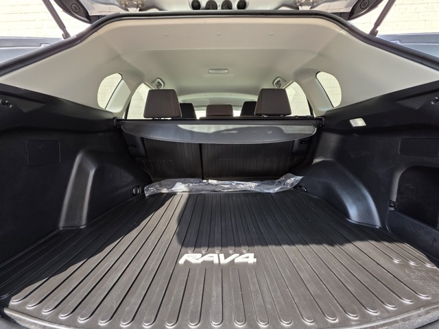 2022 Toyota RAV4 LE photo 20