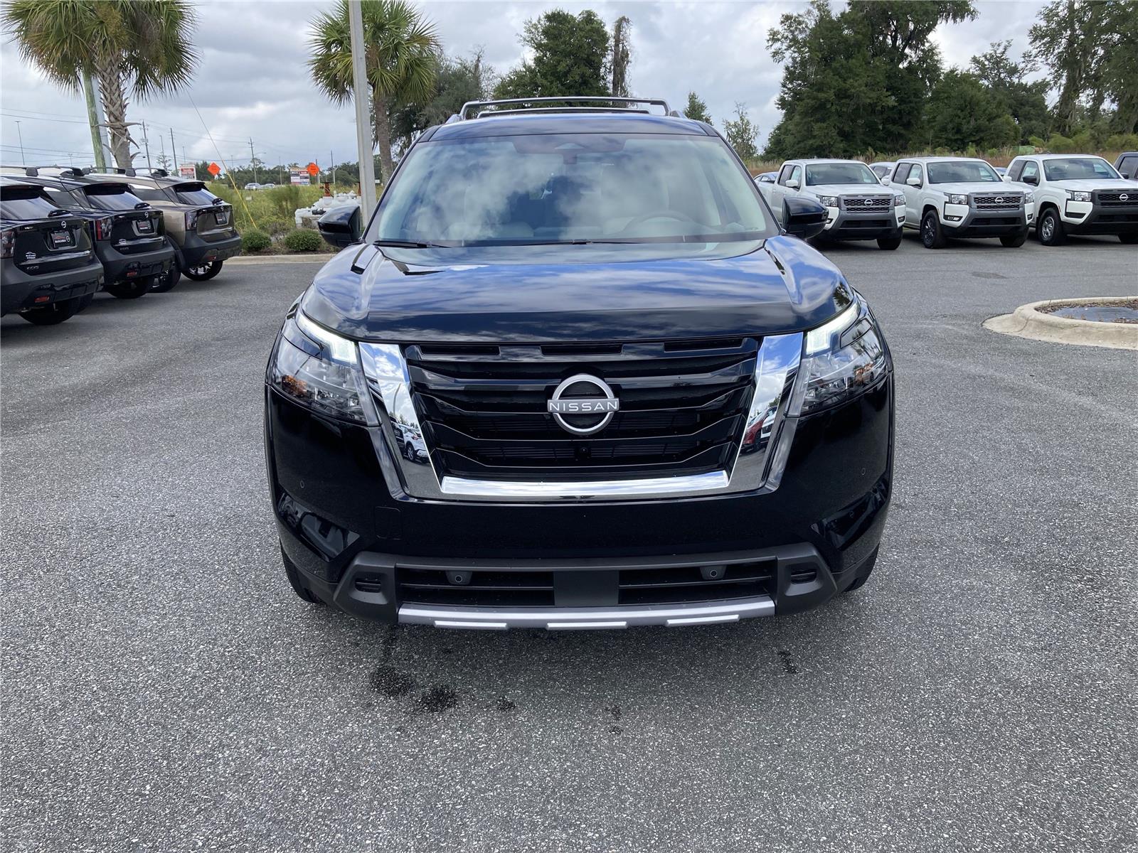 2025 Nissan Pathfinder SL photo 3
