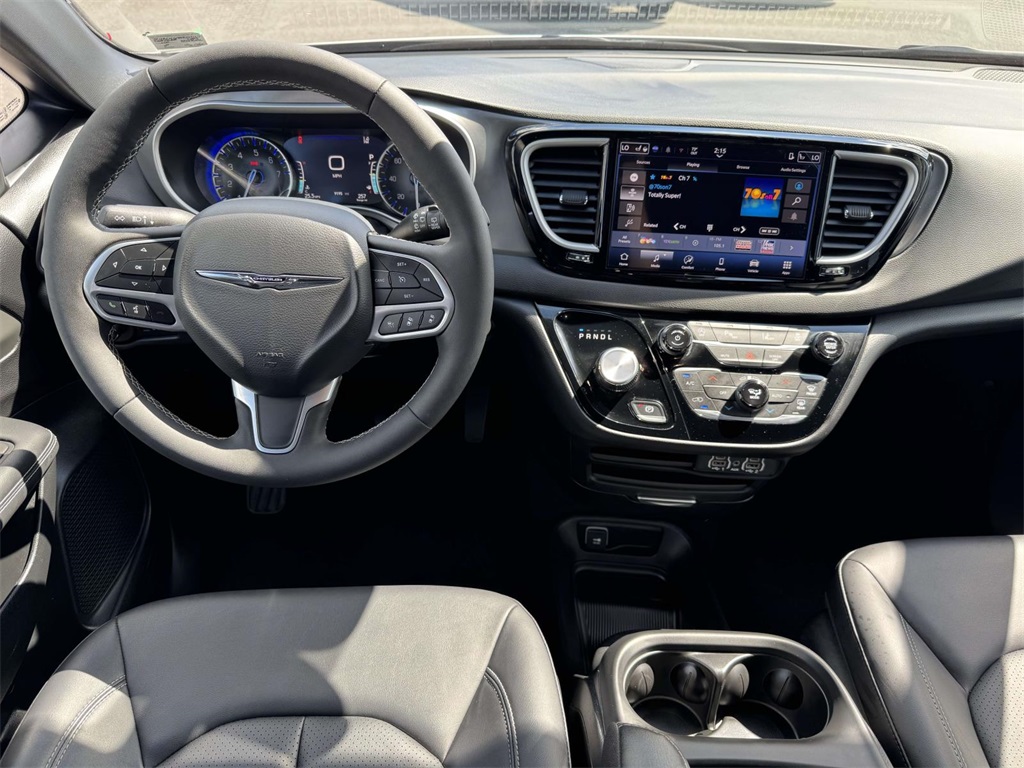 2025 Chrysler Voyager LX photo 16