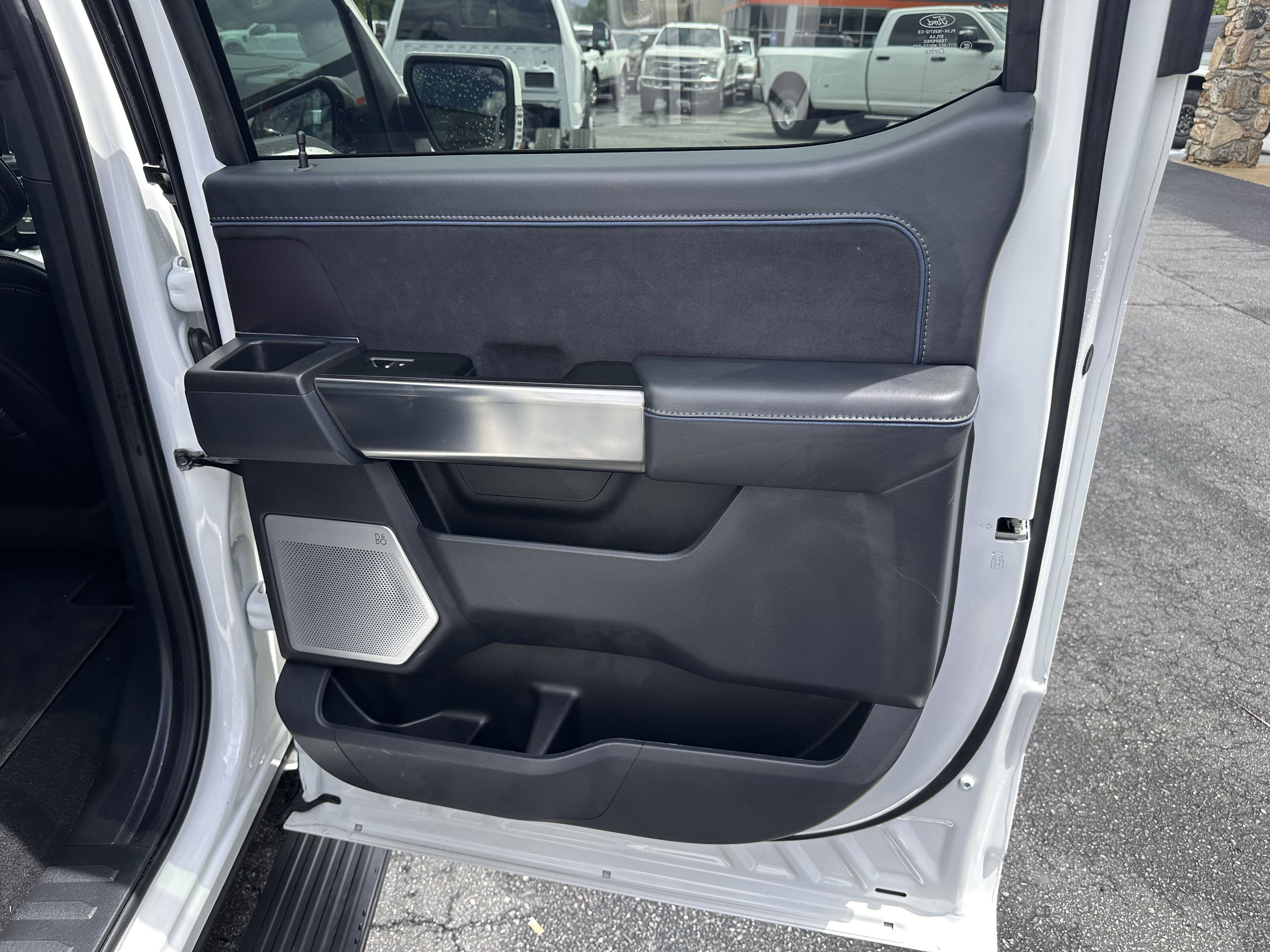 2024 Ford F-150 Platinum photo 2