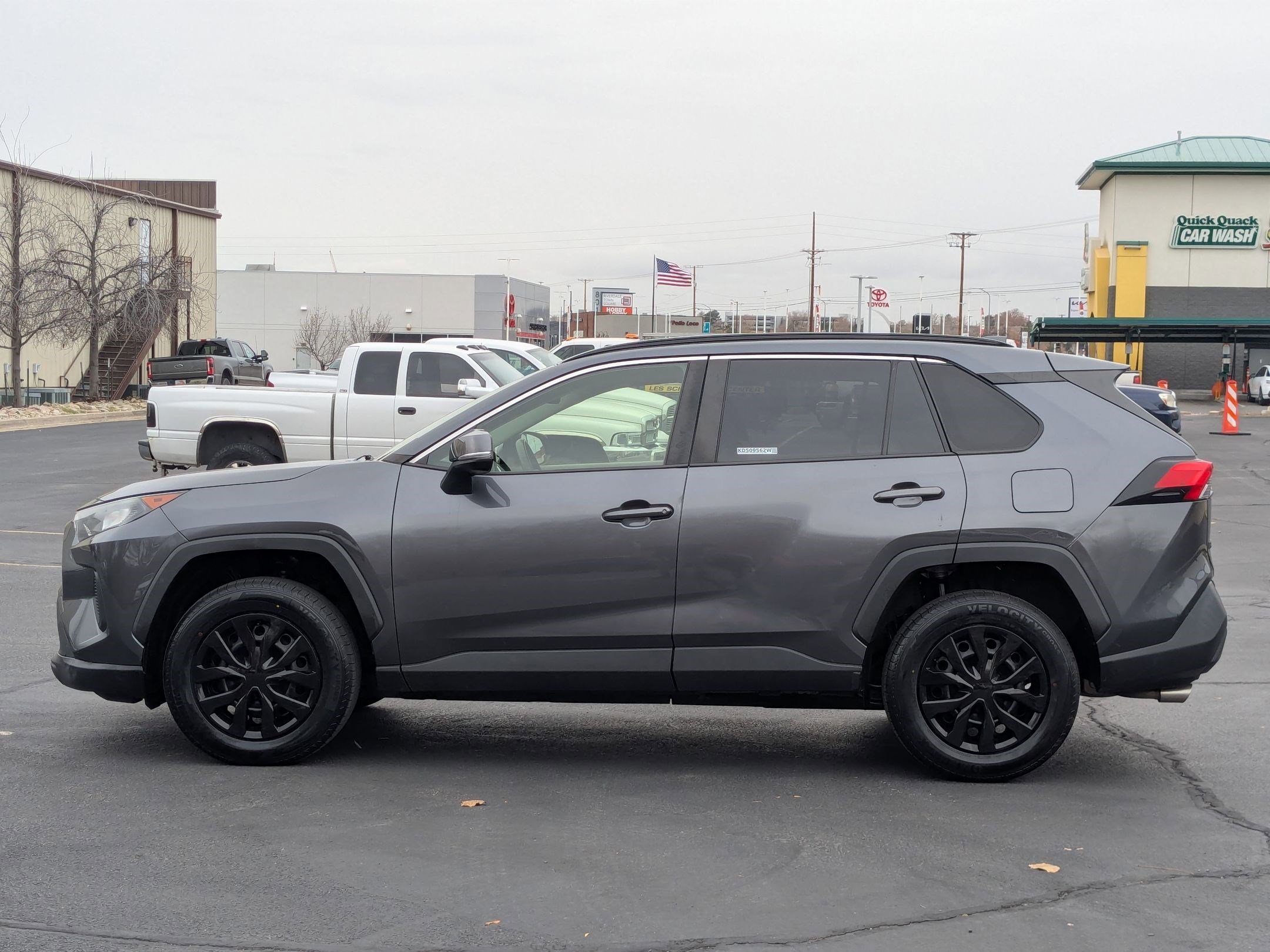 2019 Toyota RAV4 LE photo 4