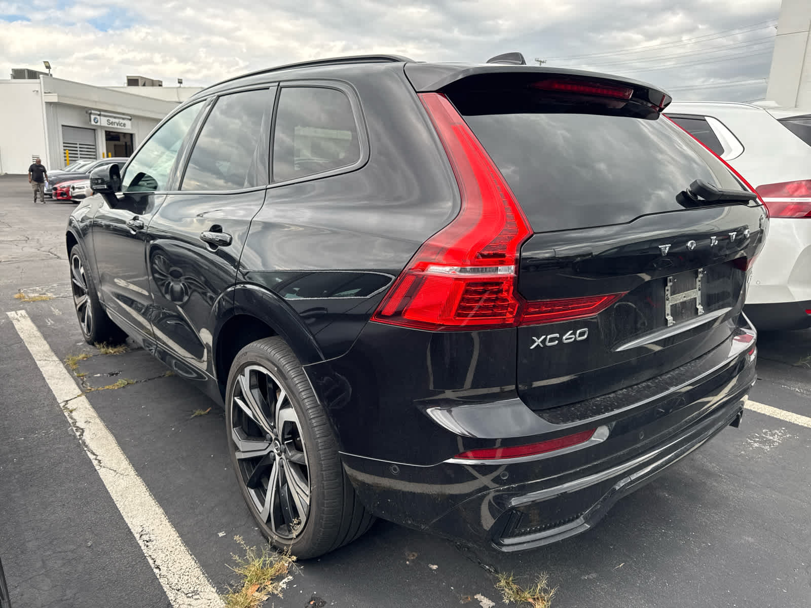 2022 Volvo XC60 R-Design photo 4
