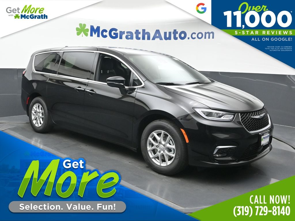 2026 Chrysler Pacifica Select's photo
