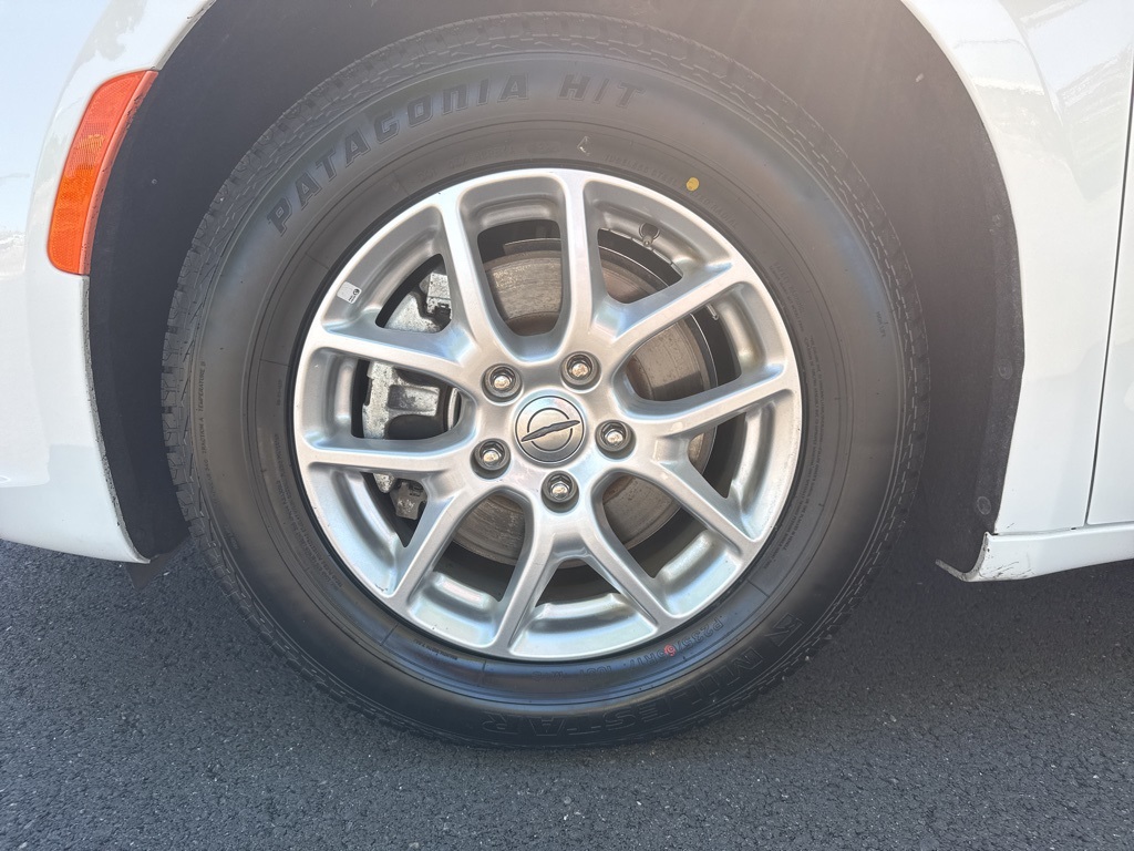 2023 Chrysler Pacifica Touring L photo 9