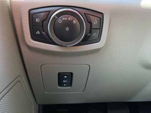 2015 Ford F-150 XLT photo 25
