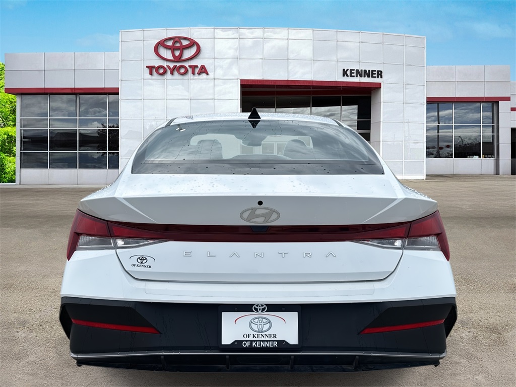 2024 Hyundai Elantra SE photo 3