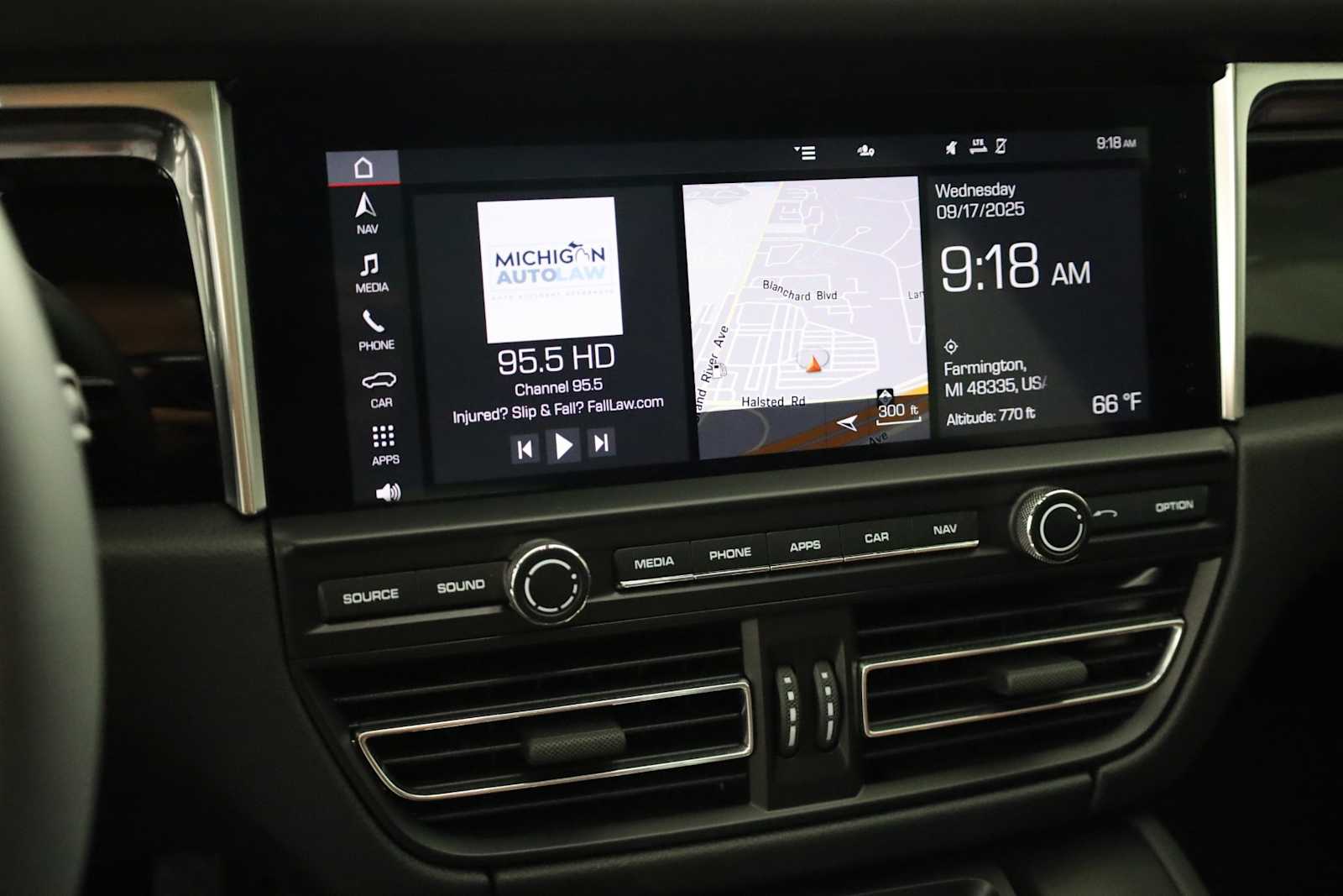 2021 Porsche Macan Base photo 32