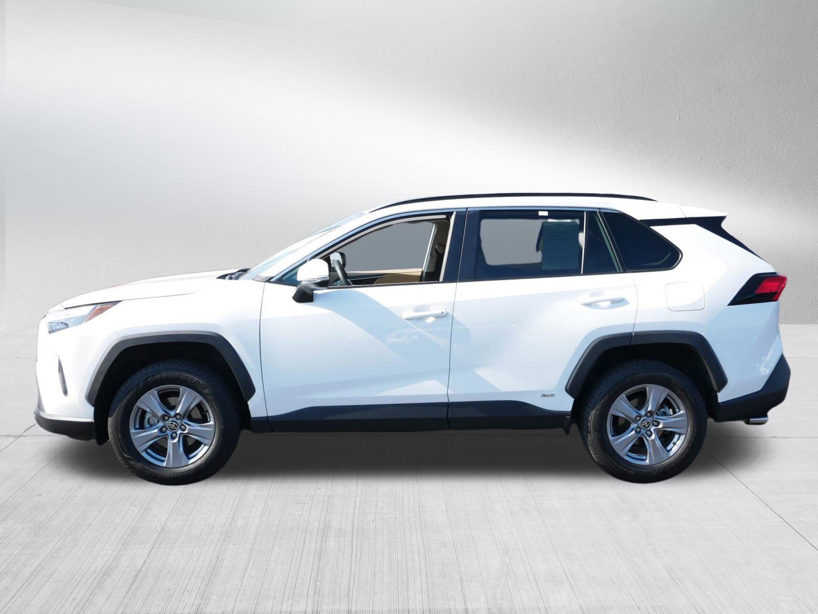 2022 Toyota RAV4 Hybrid XLE photo 3
