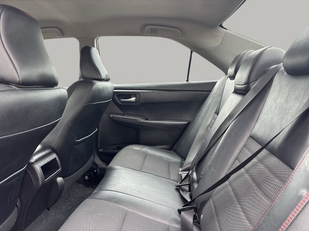 2017 Toyota Camry SE photo 11