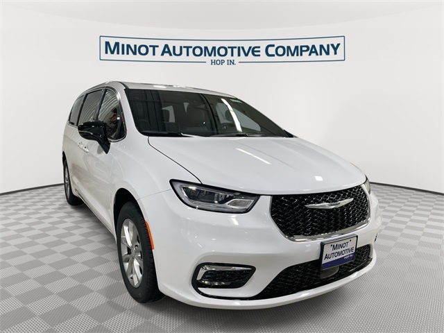 2026 Chrysler Pacifica Limited's photo