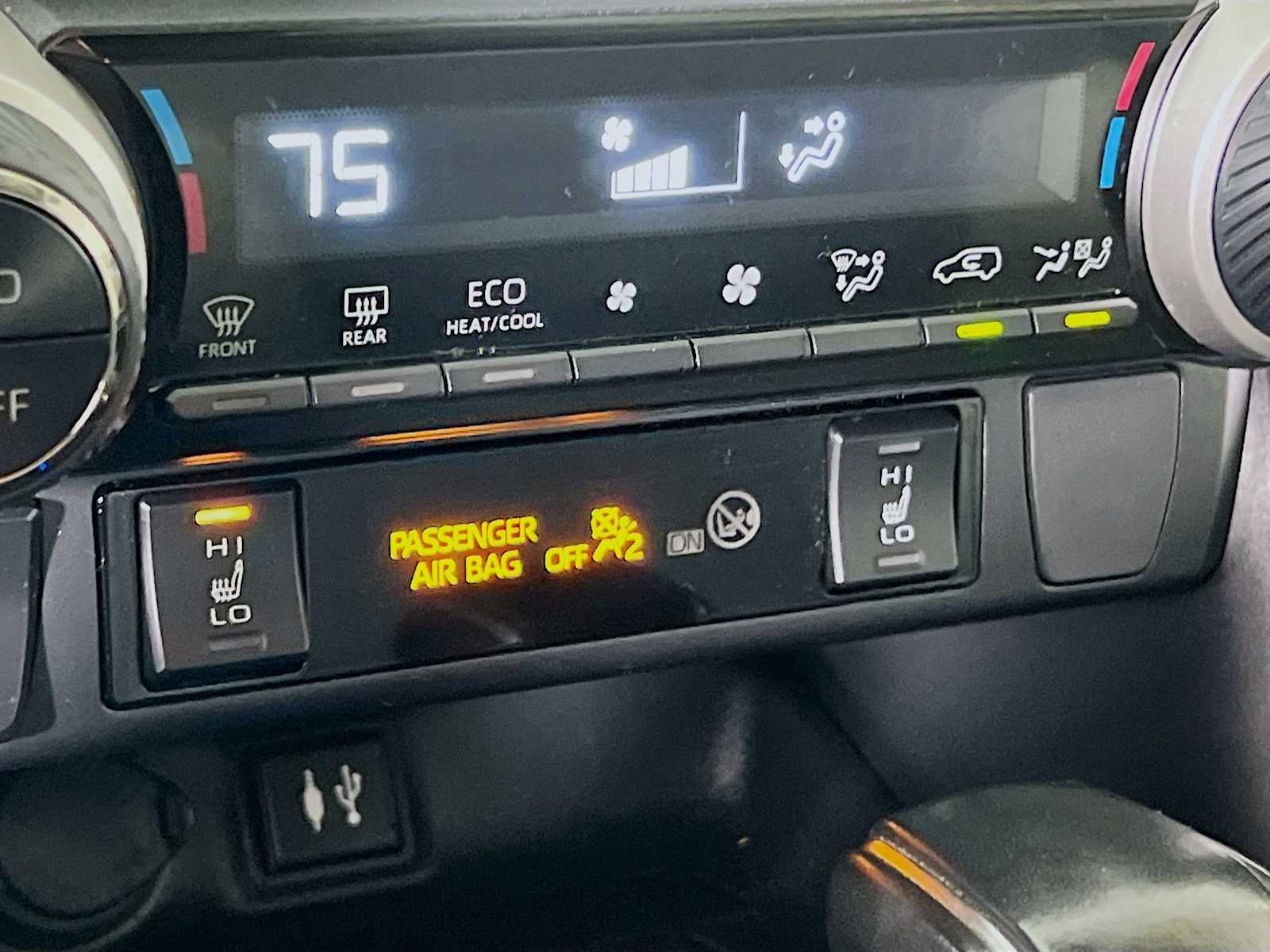 2019 Toyota RAV4 XLE photo 17