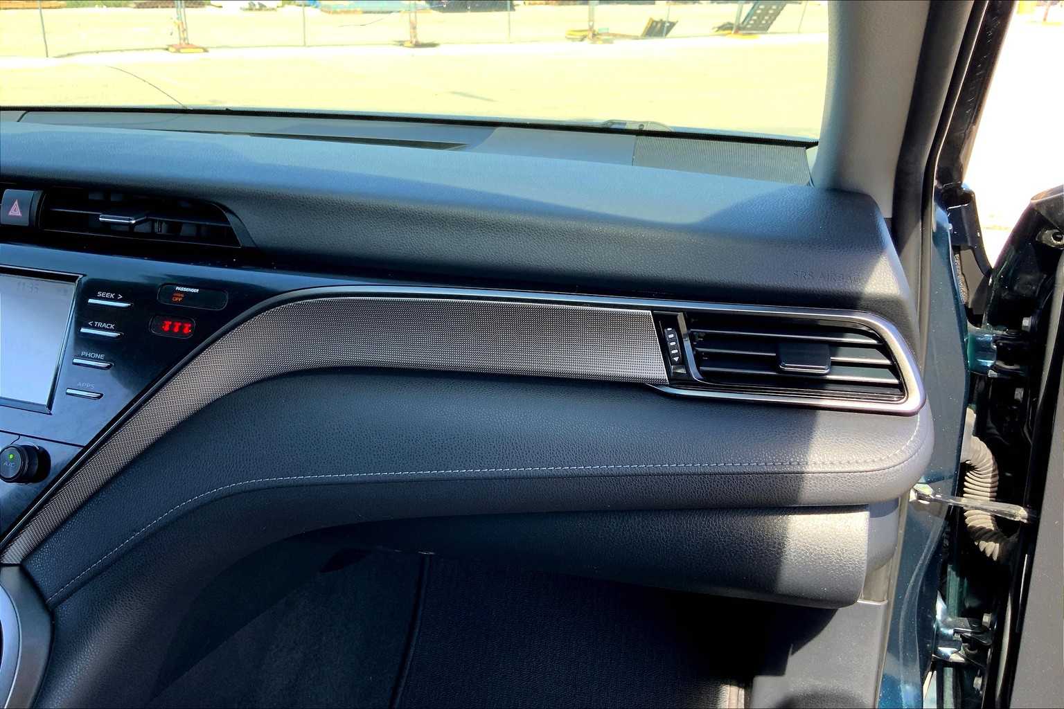 2020 Toyota Camry SE photo 16