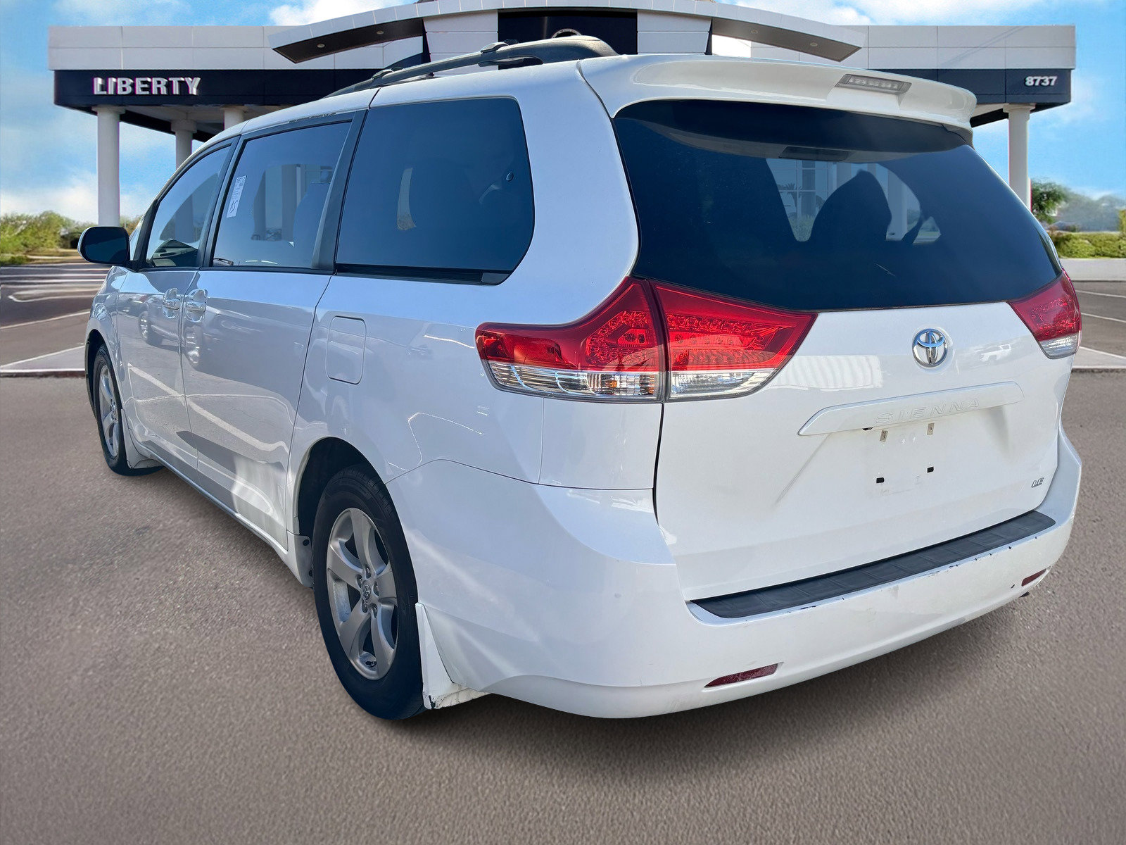 2014 Toyota Sienna LE photo 3