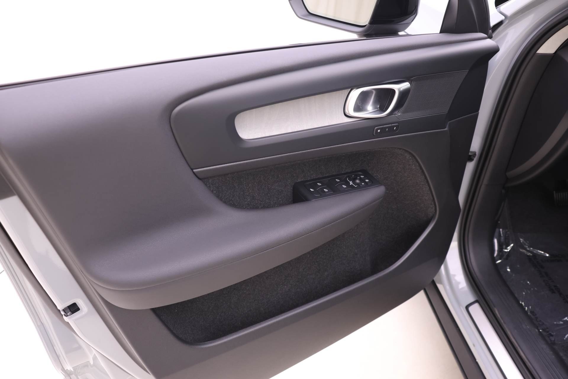 2026 Volvo XC40 Plus photo 10